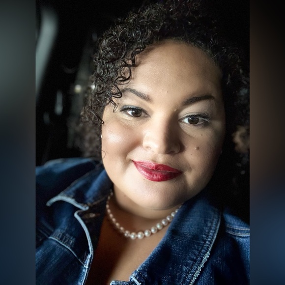 Meet your Posher, Jessica - Picture 2 of 2